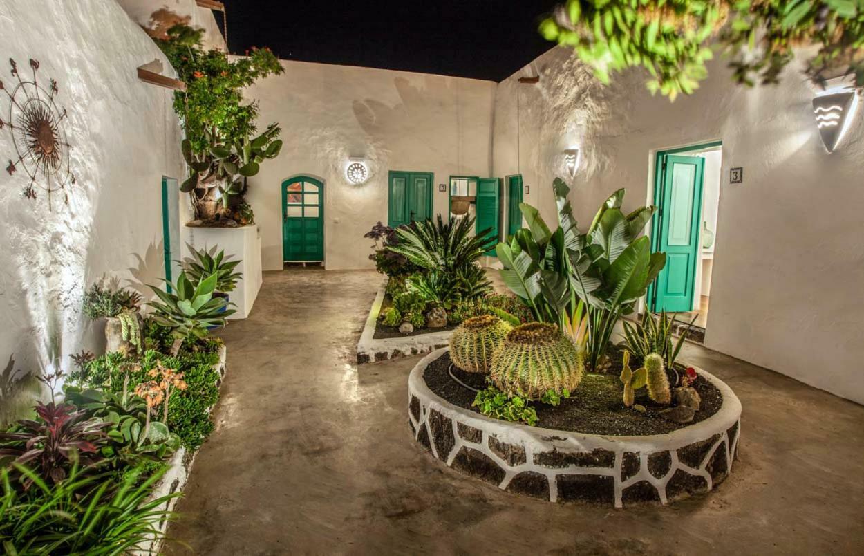 Tías Los Lirios Hotel Rural - Adults Only מראה חיצוני תמונה